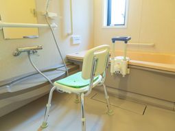 バリアフリー設計の浴室