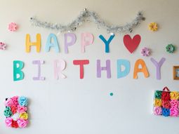 壁面の誕生日デコレーション