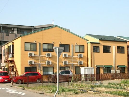 黄色い外壁の建物外観