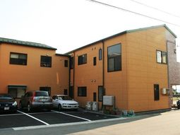 暖色系の外壁が印象的な外観