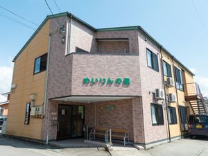 外観の明るい建物
