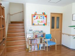 廊下とケア施設の階段