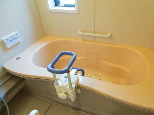 バリアフリー設計の浴室