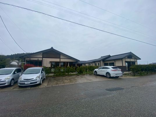 落ち着いた外観の建物