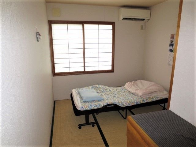 清潔な和室の居室 居室 落ち着いた雰囲気の個室で、日々の生活に必要な家具が整っており、ゆったりと過ごせる環境が整えられています。