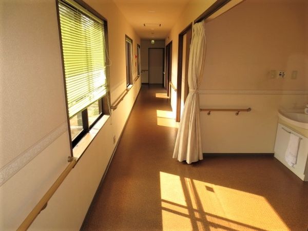 夕日差し込む温かい廊下