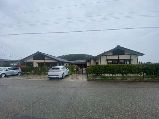 緑に囲まれた外観