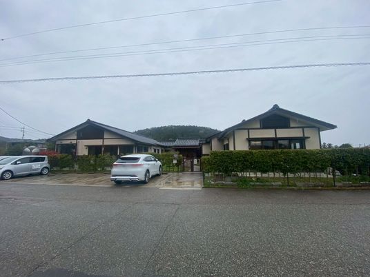 緑に囲まれた外観