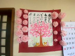 春の飾りが施された廊下
