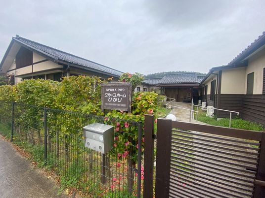 自然に囲まれた建物の外観