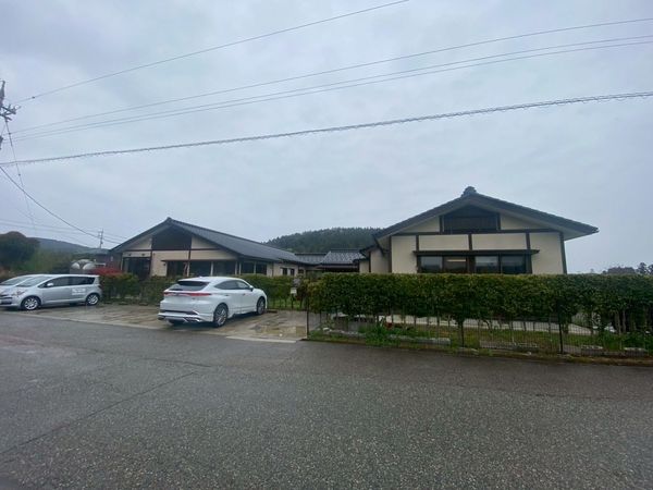 広々とした施設の外観