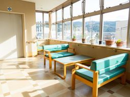 明るい待合室の様子