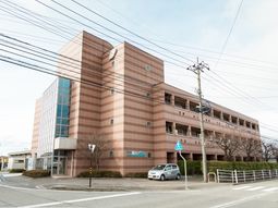 明るい外観の建物