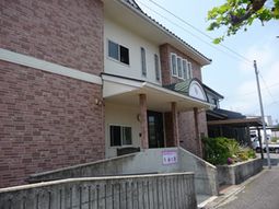 レンガ造りの建物エントランス