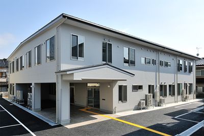 明るい建物の外観