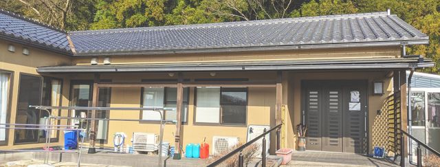 穏やかな雰囲気のエントランス エントランス 穏やかなエントランスでお迎えする職場です。落ち着いた環境で働ける空間を提供します。