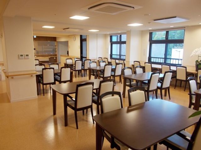 きれいな施設の食堂 食堂 清潔で開放的な食堂で、利用者様の食事のお手伝いをしませんか。