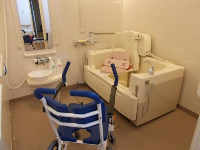 介護用の清潔な浴室 浴室 清潔感溢れる浴室のお手伝いは、ご入居者様の豊かな生活をサポートする大切な役割です。