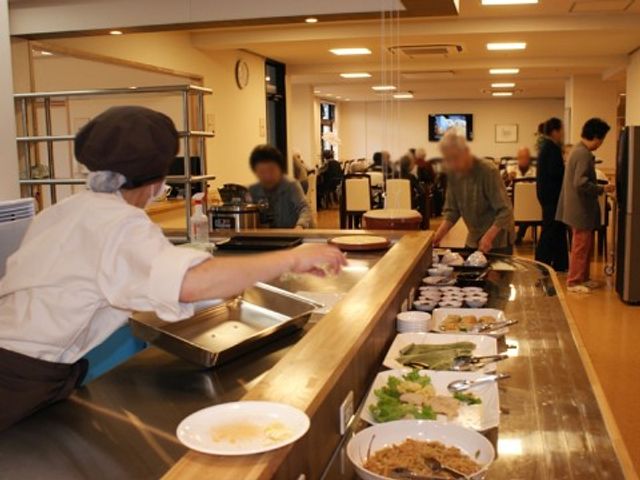 活気ある食堂の仕事 食堂 明るく活気にあふれる食堂で働けます。皆さんの笑顔を支えるやりがいのあるお仕事です。