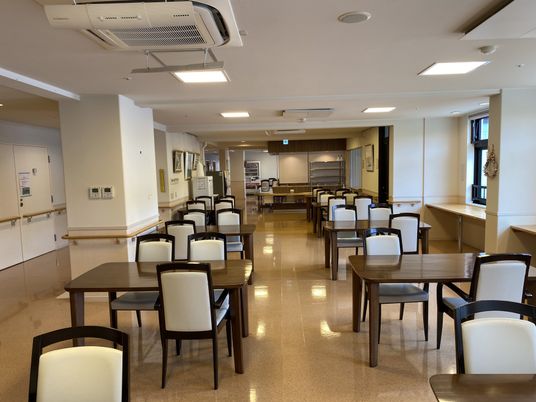 明るく清潔な食堂