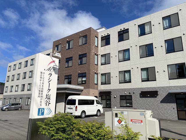 ゆとりある外観の建物 外観 ゆったりとした設計の建物前で、晴れやかな日差しを受けながら過ごすことができます。