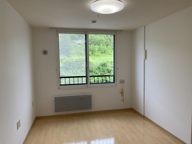 明るい居室の一角 居室 窓から自然の緑が見える清潔感ある居室です。リラックスして新生活をスタートさせられます。