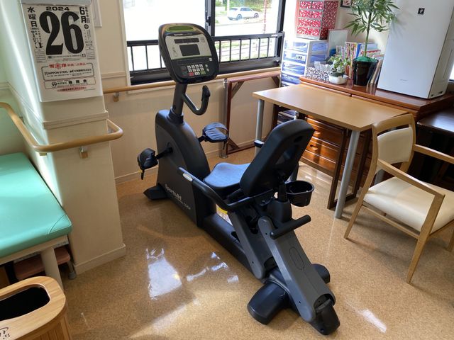 機能訓練室のトレーニング器具 機能訓練室 安全に配慮された機能訓練室で、健康維持のための運動が可能です。明るい設計で、リハビリを行う方をサポートしています。
