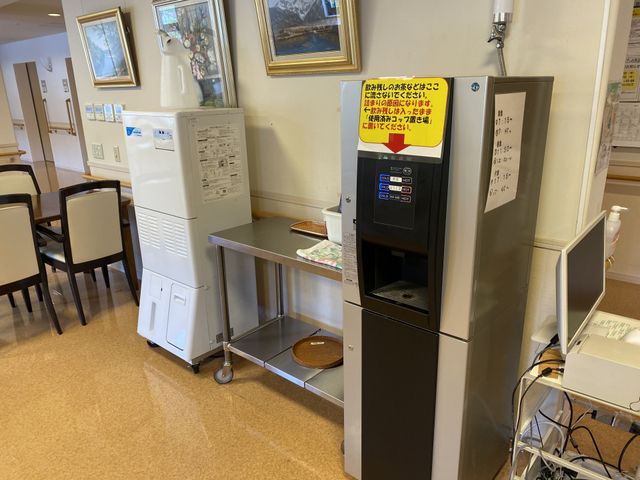 リフレッシュコーナー風景 ダイニングルーム 清潔感のある休憩スペースが備えられ、利用者の方々の憩いの場となっています。各種自動販売機も完備しております。