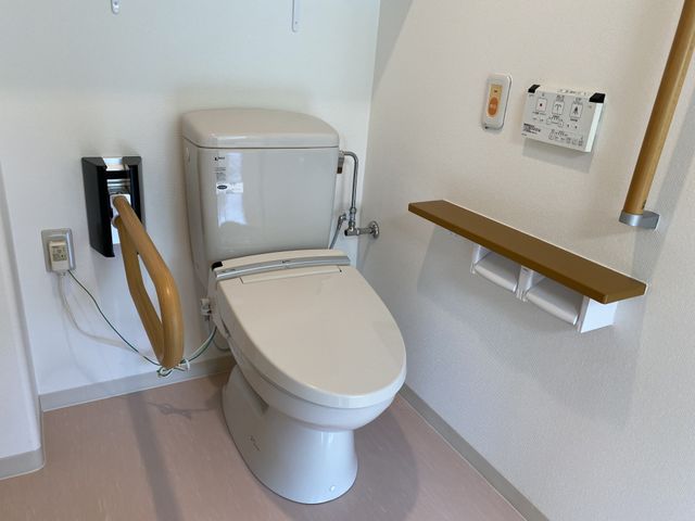 バリアフリー設計のトイレ トイレ 手すりや安全を考えた設計のトイレです。使いやすさを重視しており、安心してお使いいただけます。