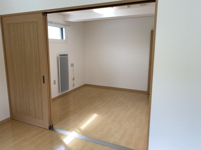広々とした洋室 居室 ゆとりある広さの洋室で、快適な個人空間を確保でき、心地よい生活を送ることができます。