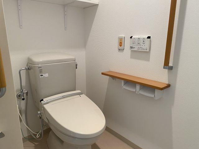 清潔感のある洋式トイレ トイレ 手すり付きの洋式トイレで、安全かつ快適にお使いいただけます。デザインもシンプルで清潔感があります。