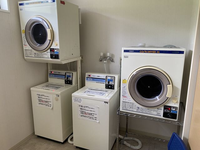 清潔な洗濯設備 コインランドリー 整備された洗濯機や乾燥機が揃う洗濯スペースです。ご家族の訪問時も安心してお洗濯ができます。