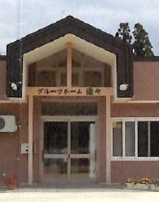 温かみのある建物のエントランス