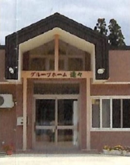 温かみのある建物のエントランス