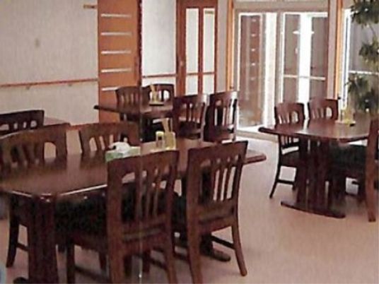 食堂の木製テーブルと椅子