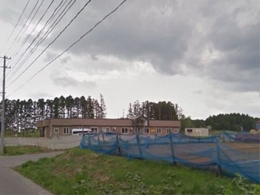 広々とした一階建の外観