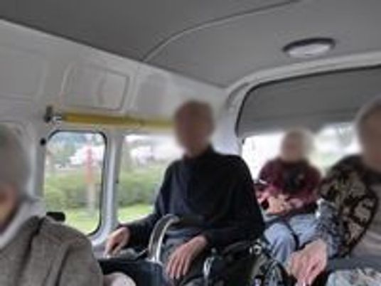 車内にいる利用者たち