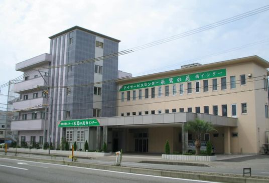 緑の看板の建物外観