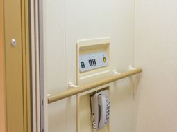 廊下のコールボタンと電話