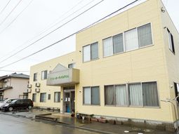 黄色い外壁の建物正面