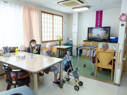 共有スペースで過ごす人たち