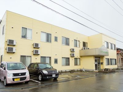 黄色い外壁の建物外観
