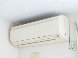 壁に取り付けられたエアコン
