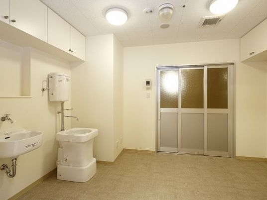 明るい洗面トイレ室  