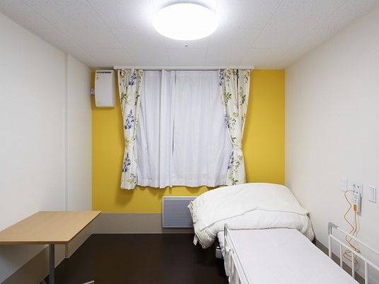 明るい居室のベッド  