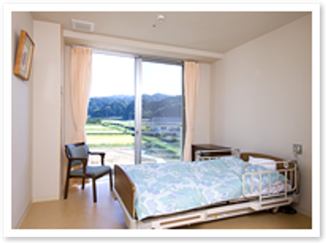 陽光が差し込む居室 居室 広々とした居室には、自然光がたっぷりと差し込む大きな窓があります。リラックスできる環境です。