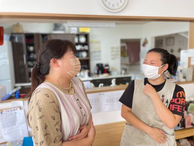 スタッフが笑顔で対話