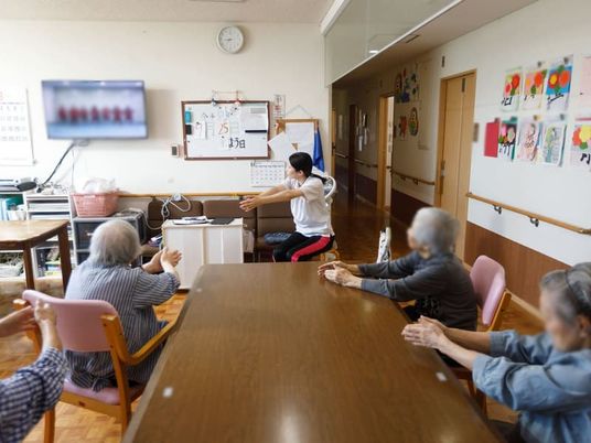 椅子を囲む訓練室