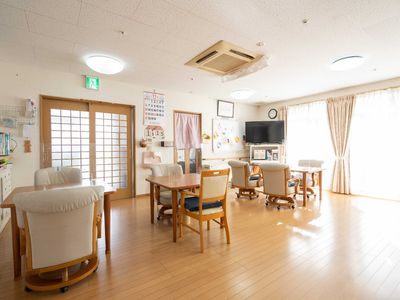 明るい共有リビング空間