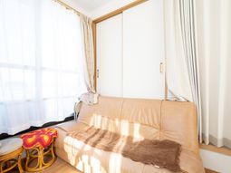 明るい居室の一角